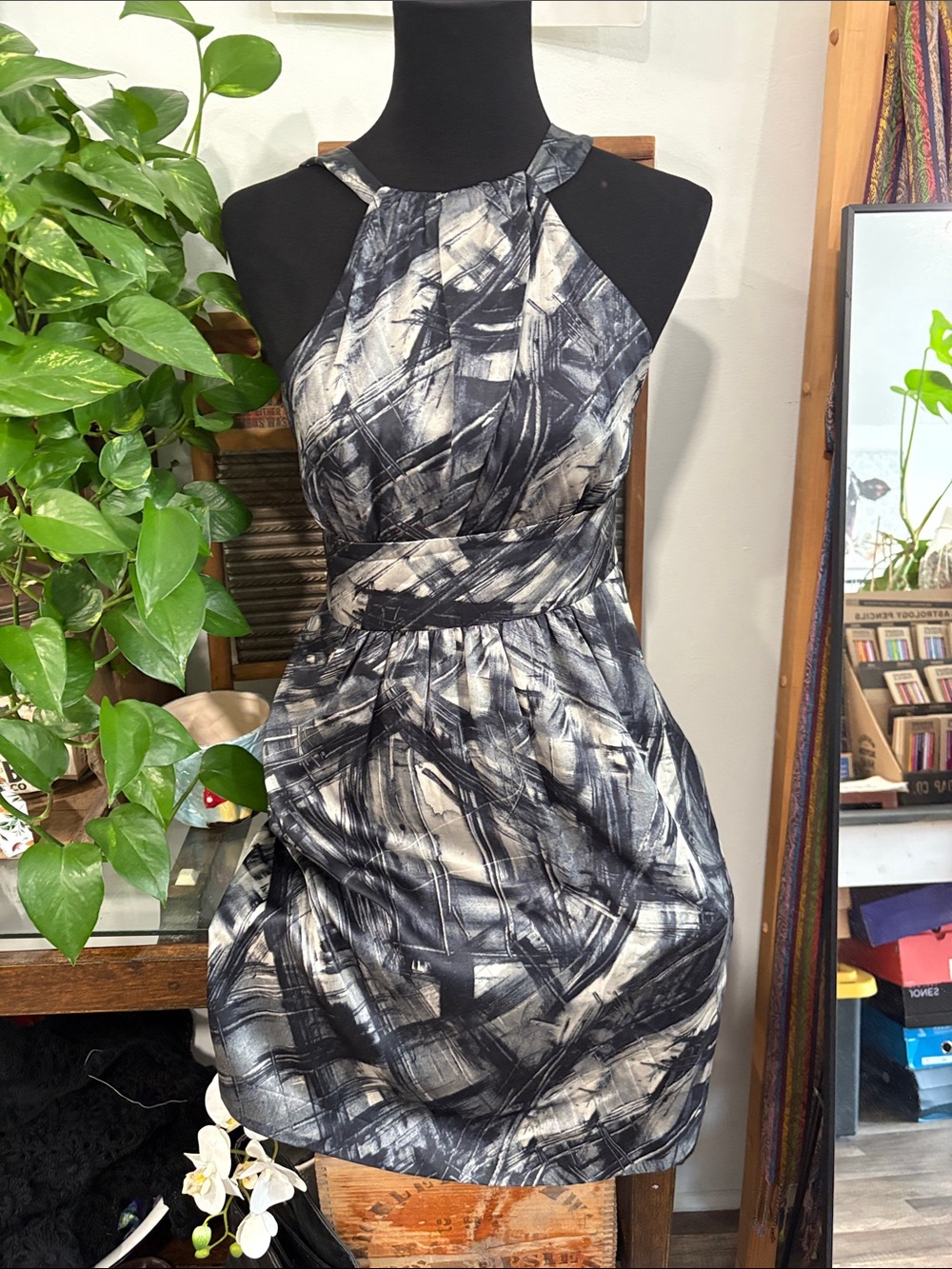 Sleeveless Abstract Brushstroke Print Dress in Black & White with pockets and ad
